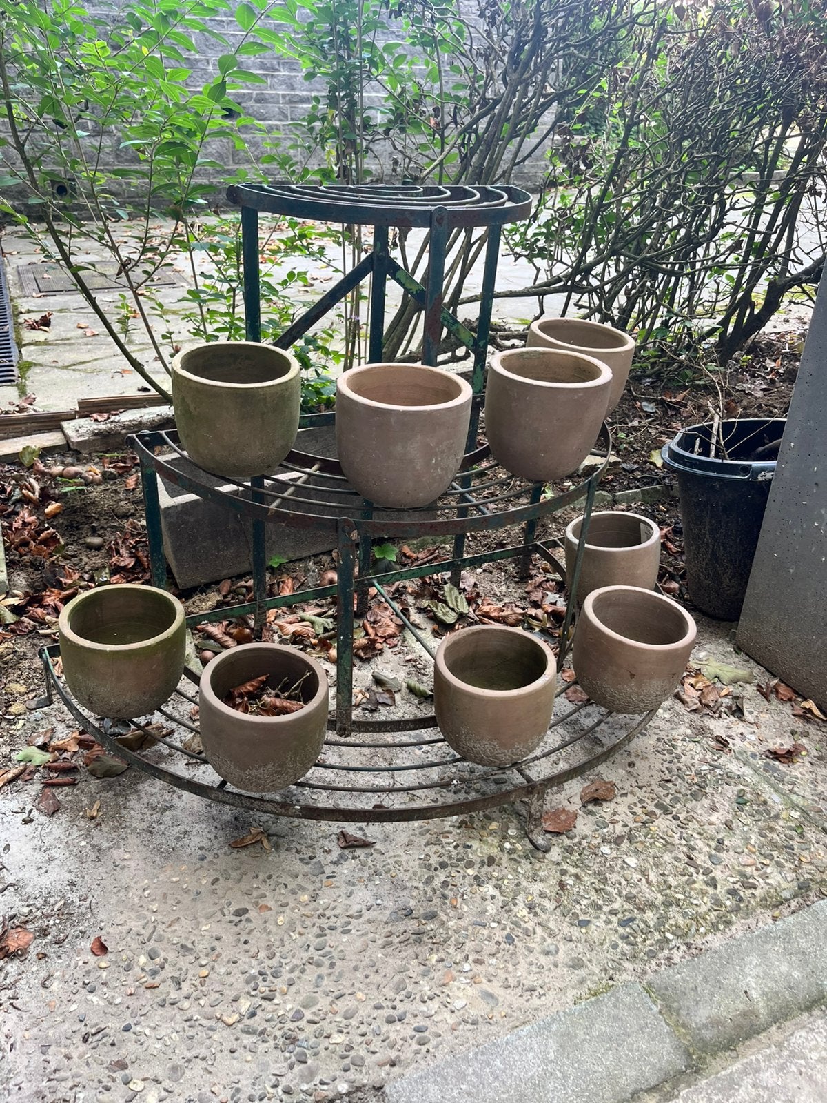 Jolie jardinière de fleuriste  + 9 pots en terre cuite, Balcon, 70 cm ou plus, Enlèvement, Utilisé