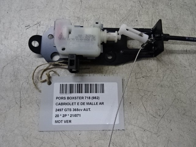 VEROUILLAGE CENTRALISEE MOTEUR Porsche 718 Boxster (982), Porsche Deutschland GmbH, Porscheplatz 1
70435  Stuttgart, DE, Porsche