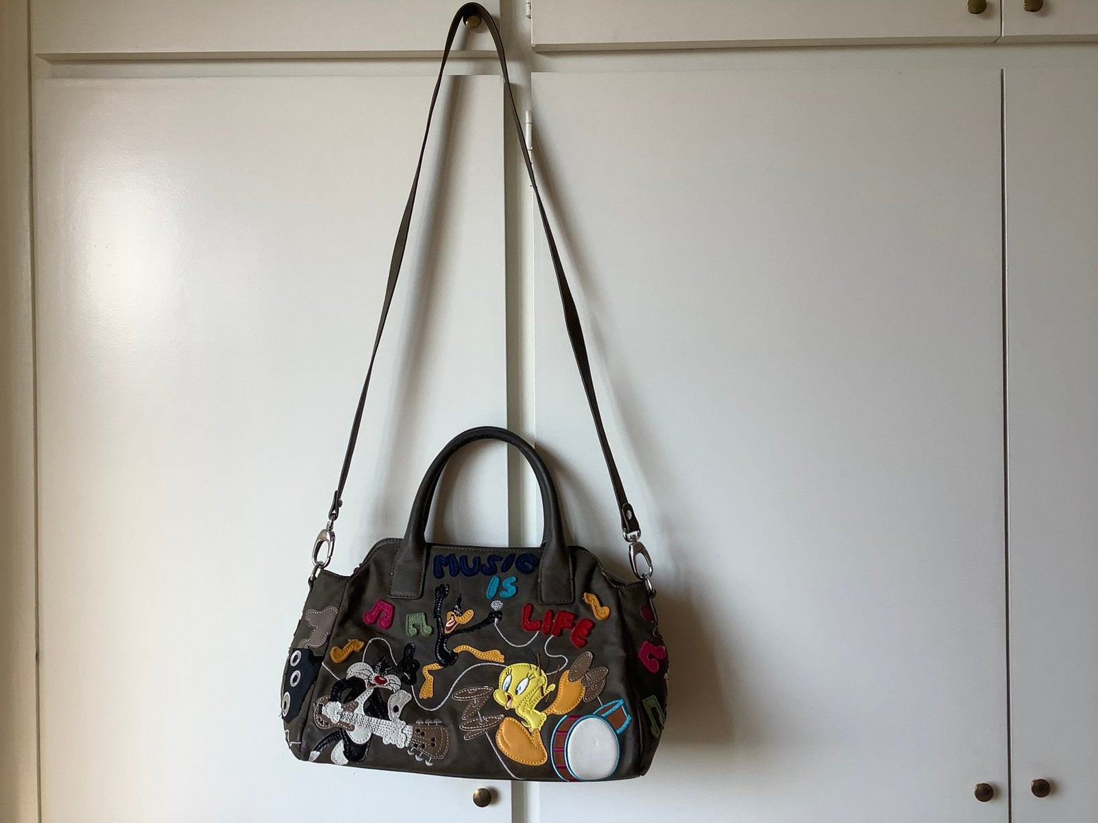 A vendre très beau sac fond brun avec motifs Disney, Bijoux, Sacs & Beauté, Sacs | Sacs Femme, Enlèvement ou Envoi, Comme neuf