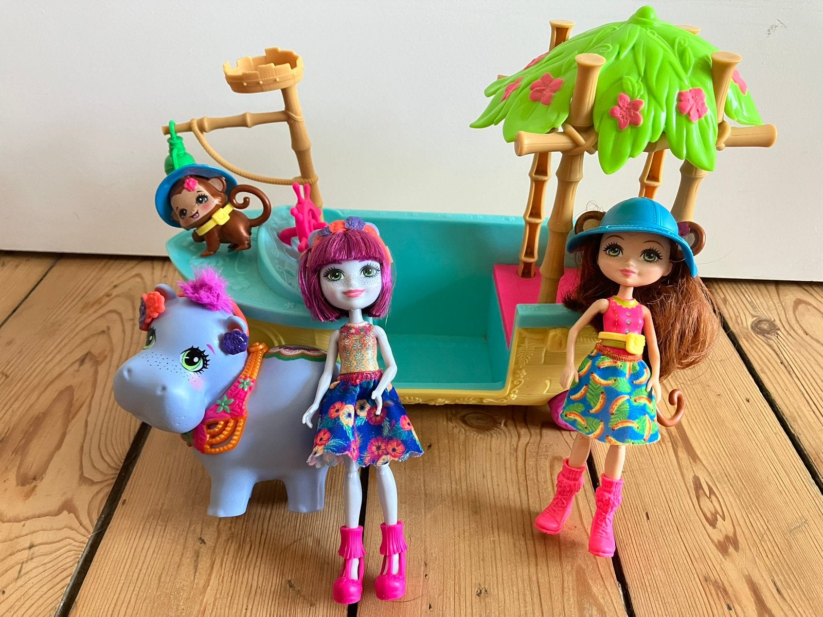 Enchantimals Hedda Hippo & Lake et Bateau Merit & singe, Kinderen en Baby's, Speelgoed | Poppen, Ophalen of Verzenden, Zo goed als nieuw