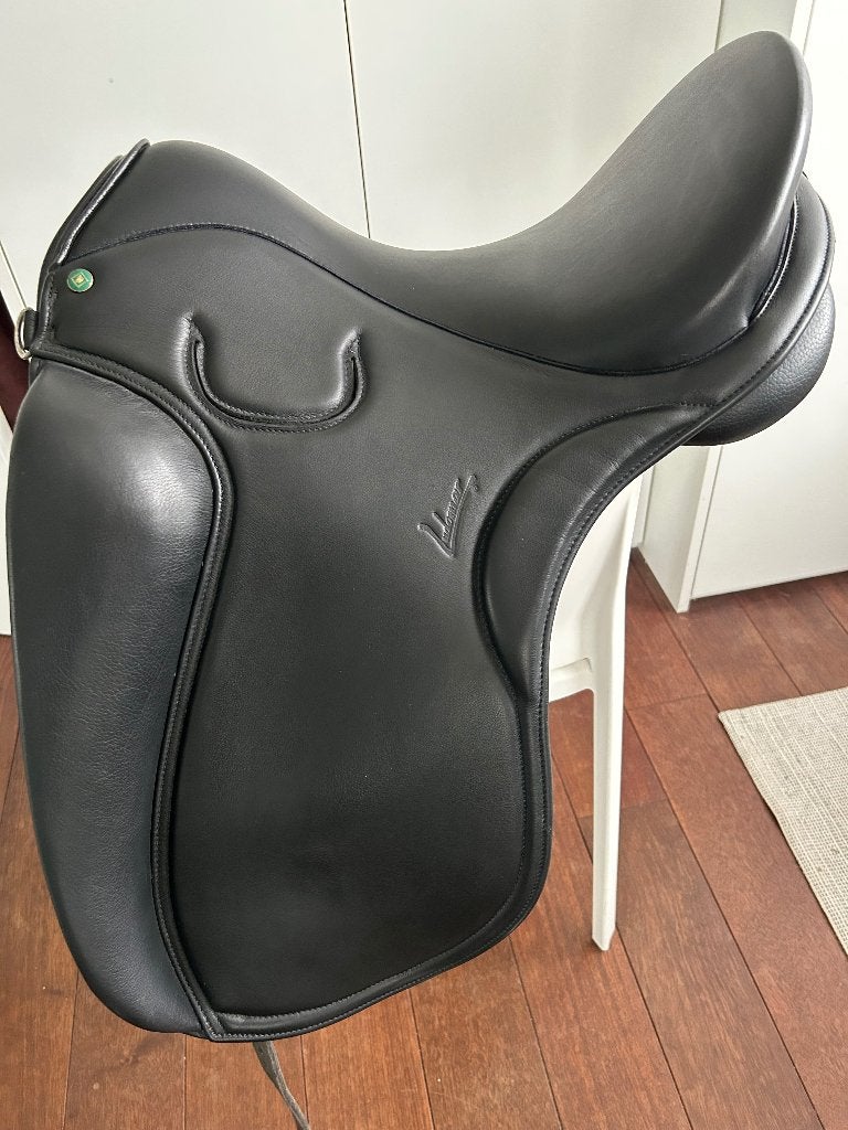 Selle dressage Didier grand prix, Animaux & Accessoires, Chevaux & Poneys | Selles, Housse de selle incluse, L (17.5 pouces), Moyen