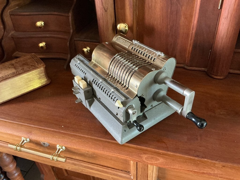 ANCIENNE MACHINE A CALCULER EN FONTE ET LAITON, Antiquités & Art, Antiquités | Outils & Instruments, Enlèvement