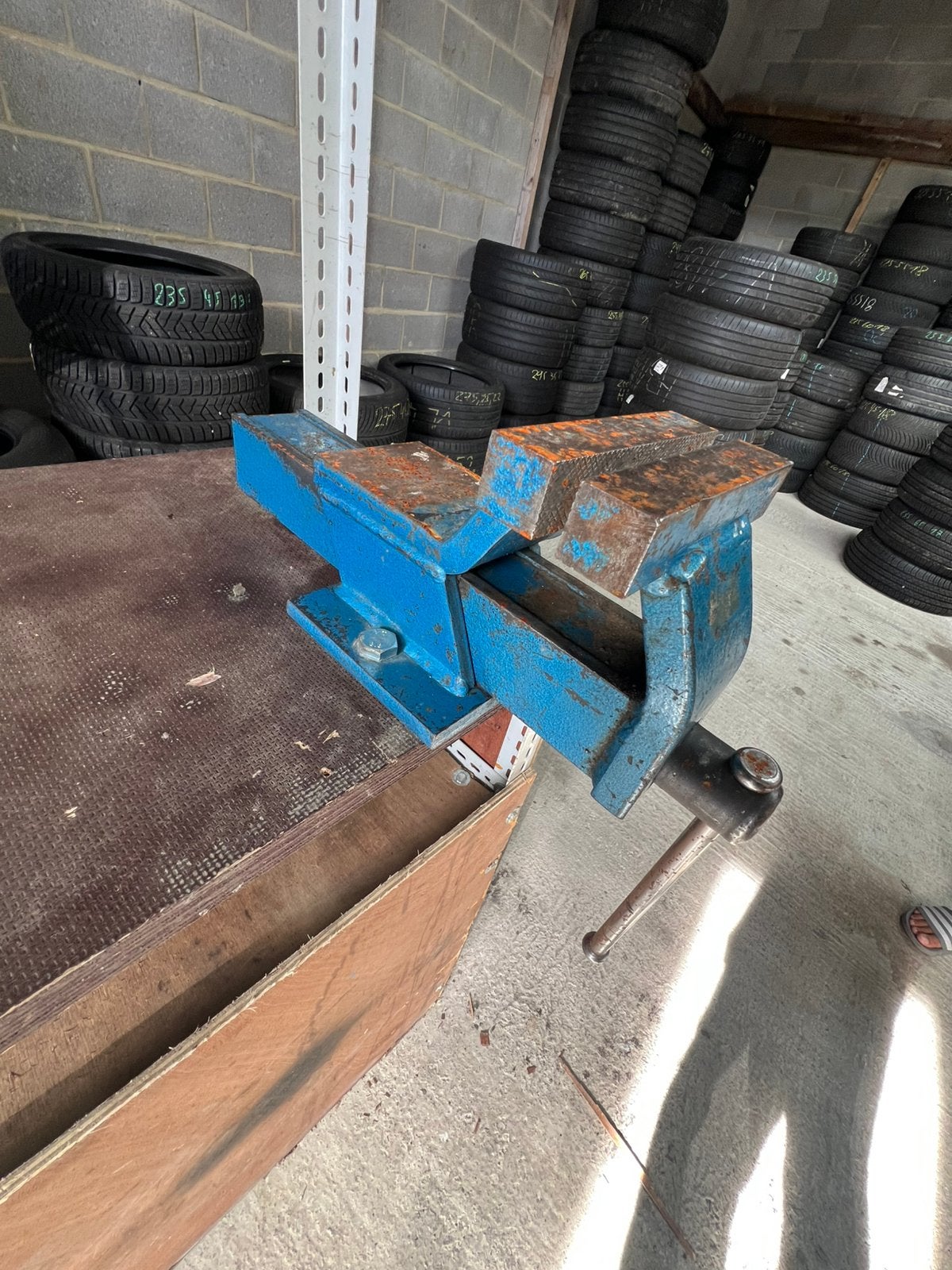 ÉTABLI D’ATELIER AVEC GROS ÉTAU – ROBUSTE, Bricolage & Construction, Enlèvement, Comme neuf, Étau