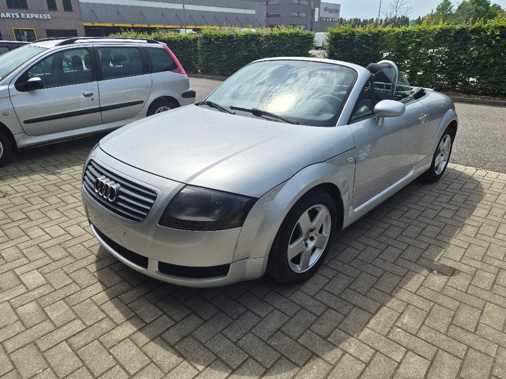 AUDI TT 1,8 TURBO 20v, Autos, Audi, Argent ou Gris, 110 kW, Boîte manuelle, Noir
