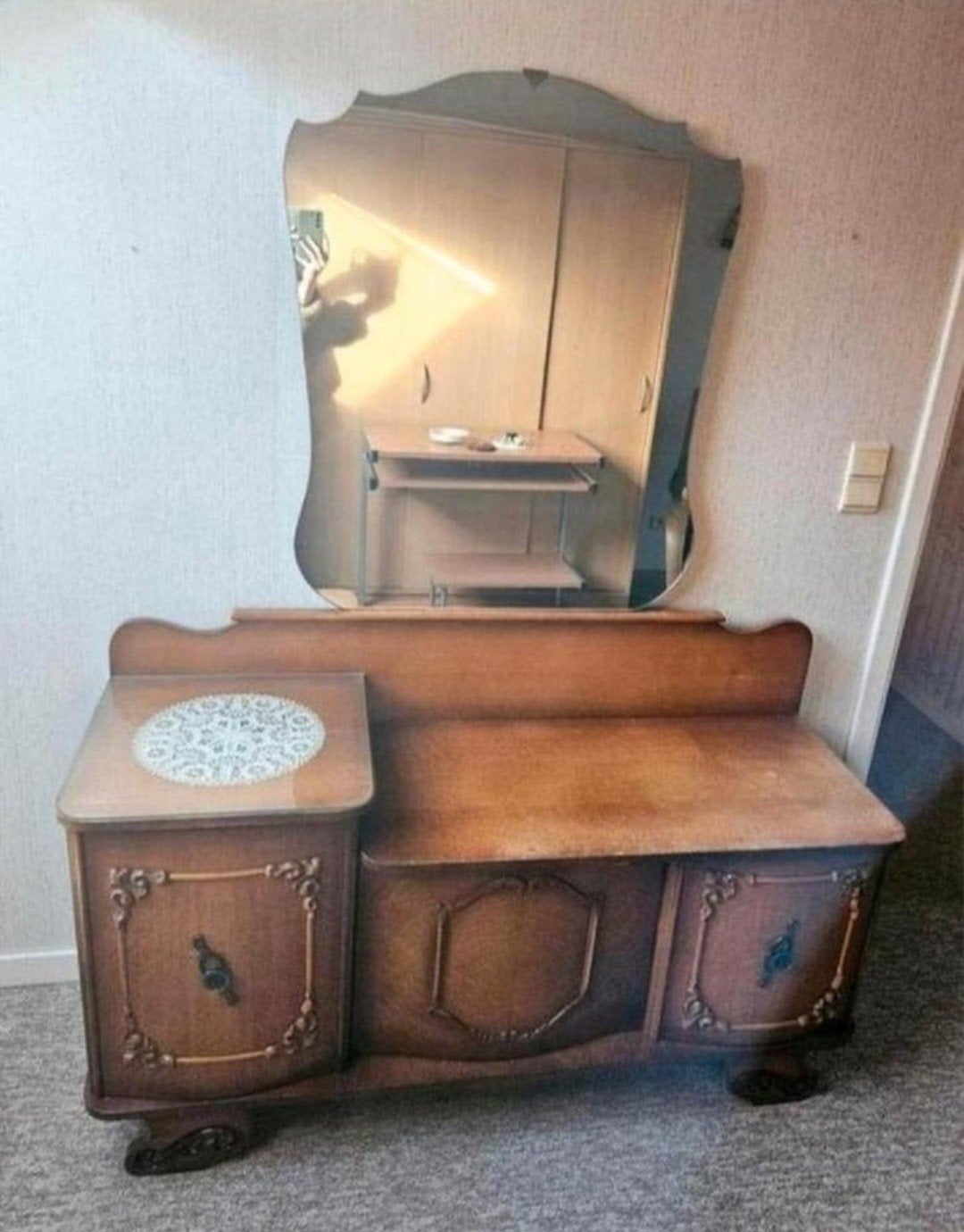 Wandkast met spiegel, Ophalen