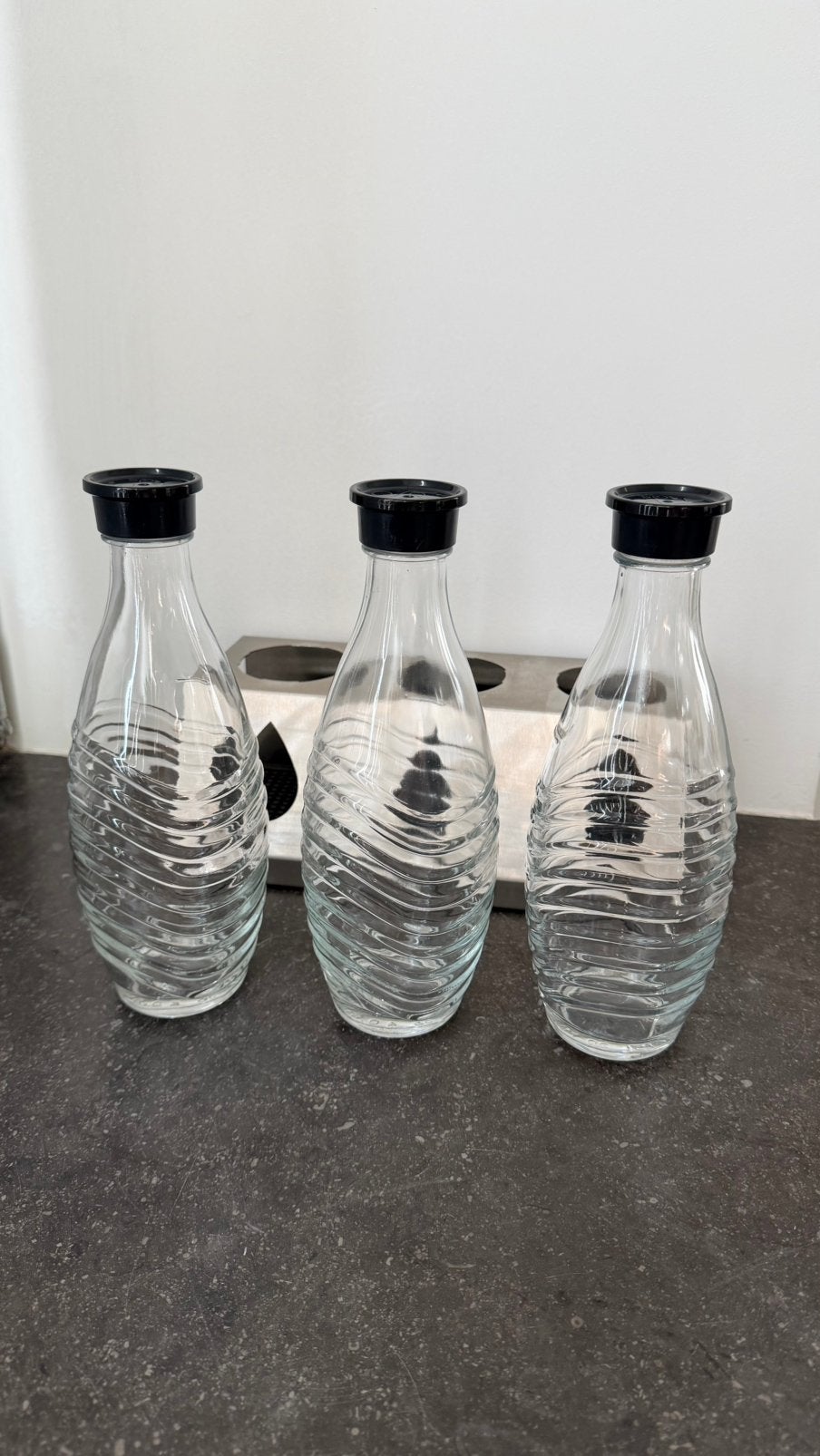 Lot de 3 bouteilles en verre SodaStream + support inox, Maison & Meubles, Enlèvement ou Envoi, Comme neuf, Verre, Autres styles