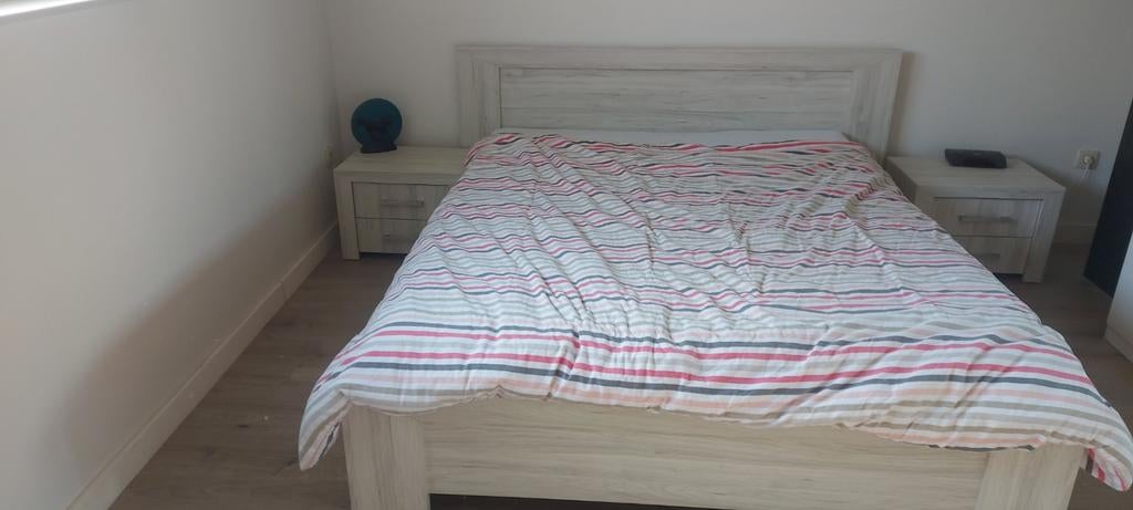 2 persoonsbed lichtgrijs zonder matras te koop, Huis en Inrichting, Ophalen, Zo goed als nieuw, Tweepersoons, Modern