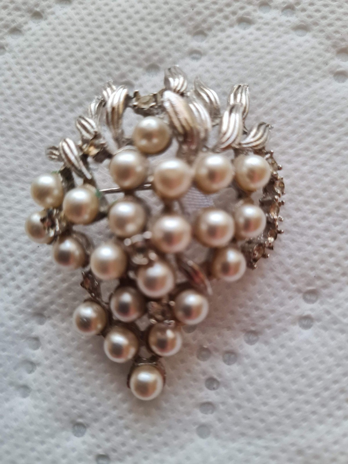 Broche avec petites fausses perles et cristal, Bijoux, Sacs & Beauté, Comme neuf, 4 à 7 cm, Enlèvement, Argent