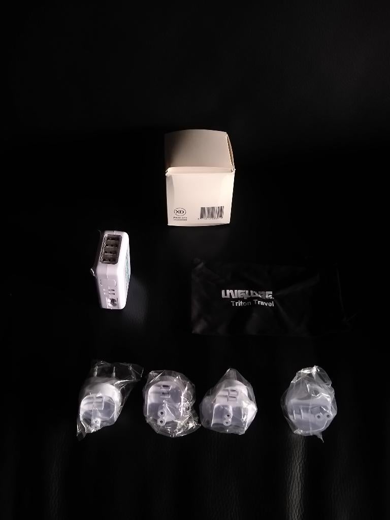 Adaptateur de voyage avec 4 ports USB - NOUVEAU, Enlèvement, Neuf
