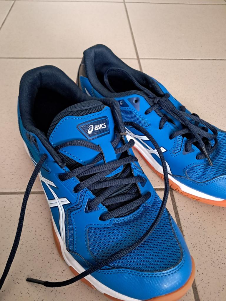 Asics sportschoenen maat 40 NIEUWSTAAT, Sport en Fitness, Ophalen