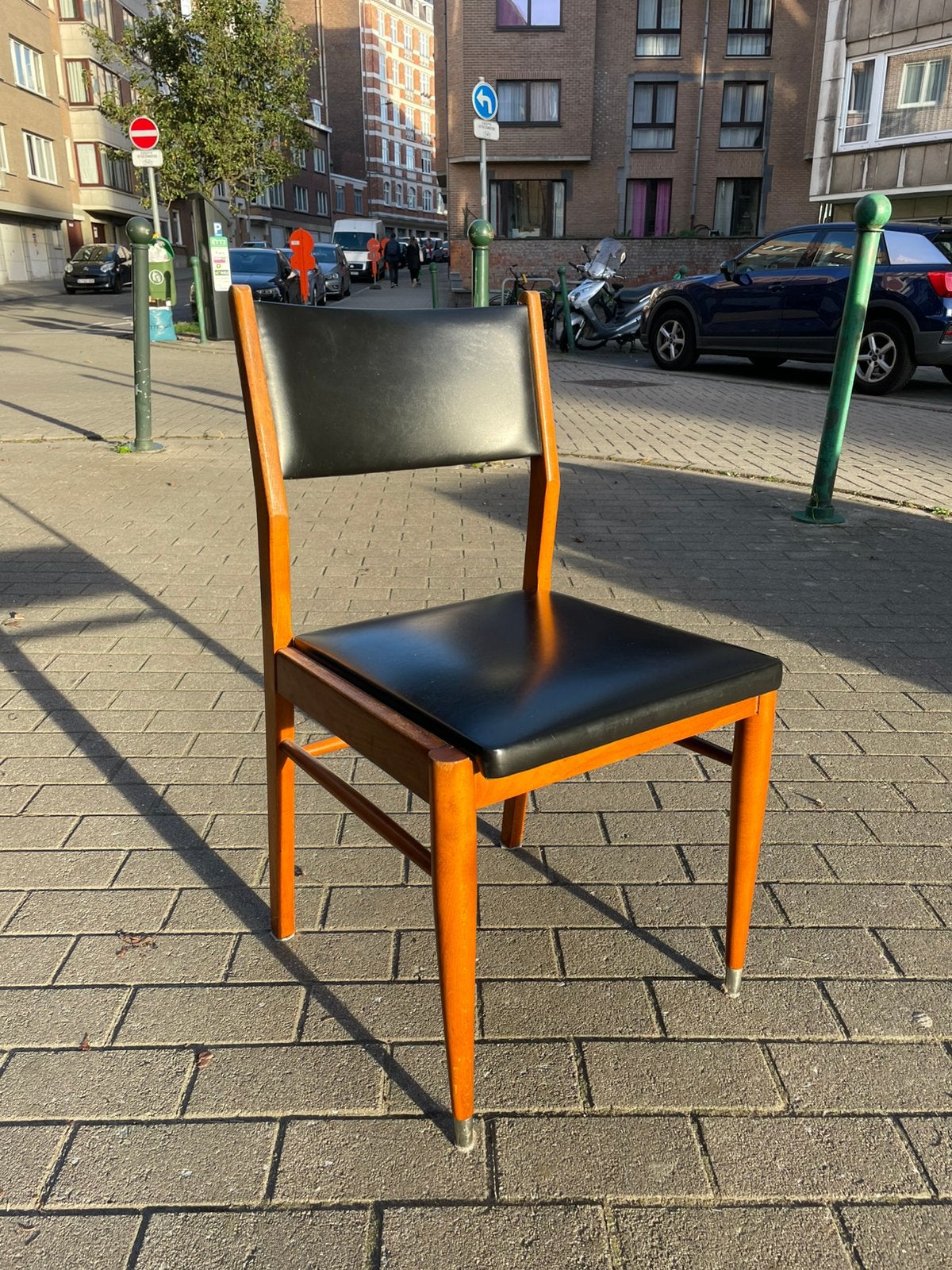 Chaise noire, pied en bois, Enlèvement, Comme neuf, Bois