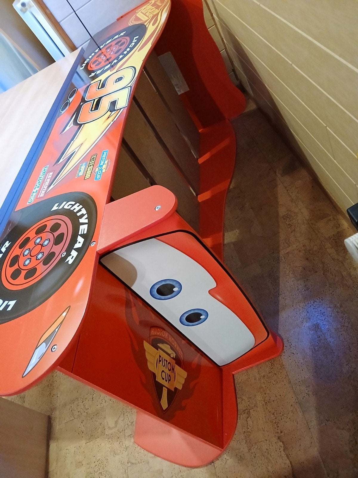 Kinderbed Cars 70x140cm met nachtkastje, Kinderen en Baby's, Lattenbodem, Gebruikt, 70 tot 85 cm, Ophalen of Verzenden