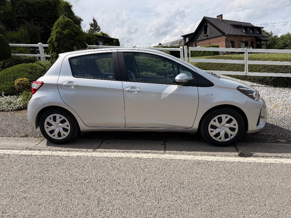 toyota yaris 1.5i Hydrid CVT Automatique, Autos, Toyota, Argent ou Gris, Achat, Entreprise, Carnet d'entretien