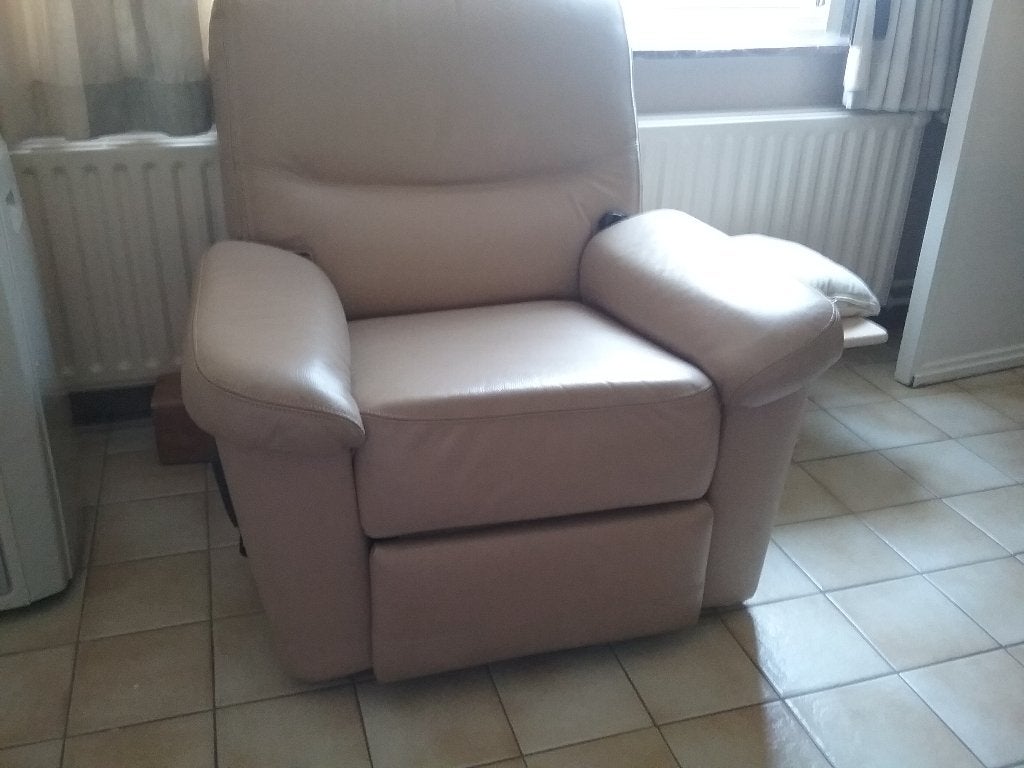 Eenpersoons electrische relax zetel  in beige leder, Huis en Inrichting, Ophalen, Gebruikt, Eenpersoons, Minder dan 150 cm