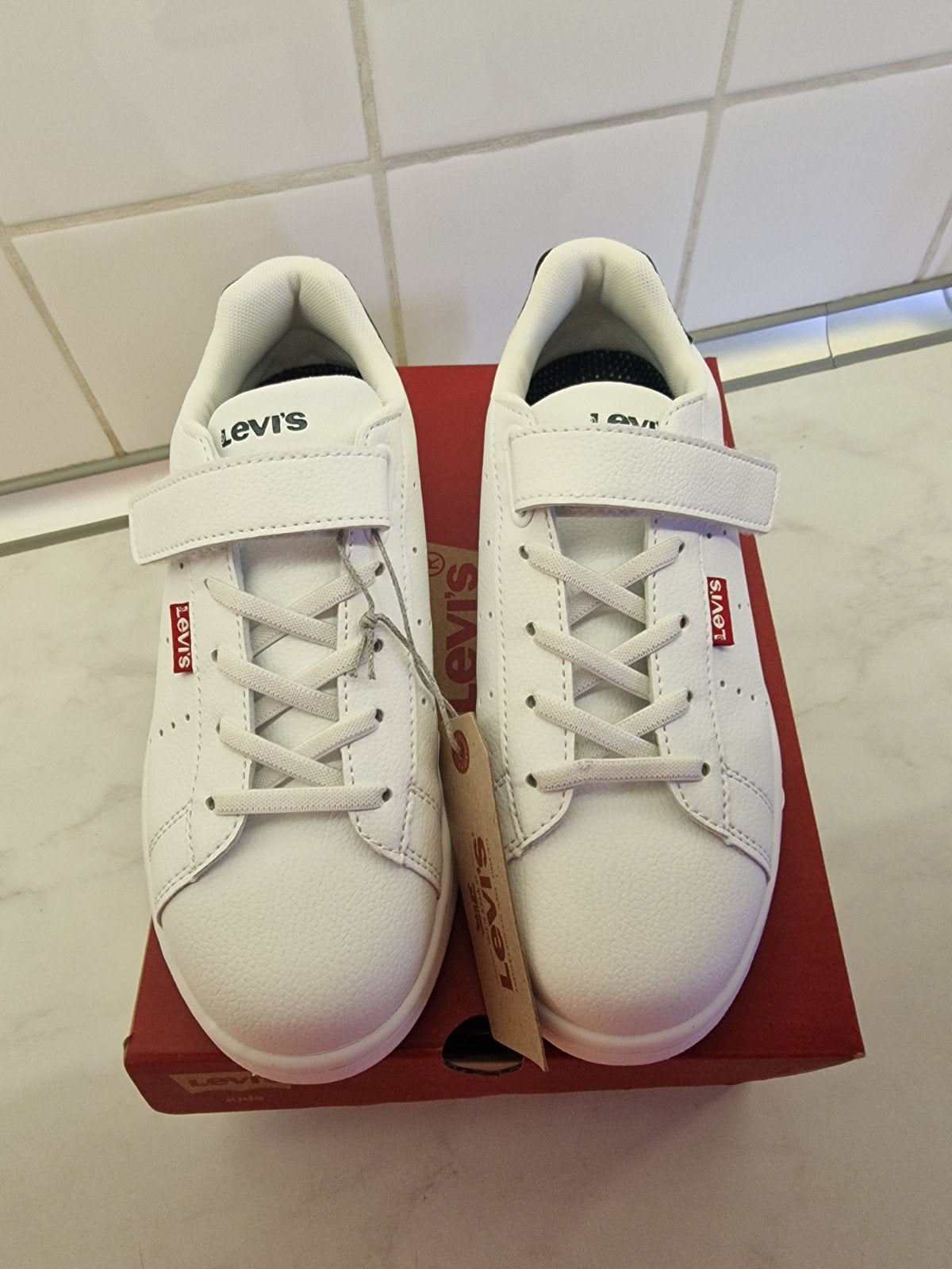 Nieuwe unisex sneakers Levi's maat 34 met prijskaartje, Nieuw, Ophalen of Verzenden, Levis, Jongen of Meisje