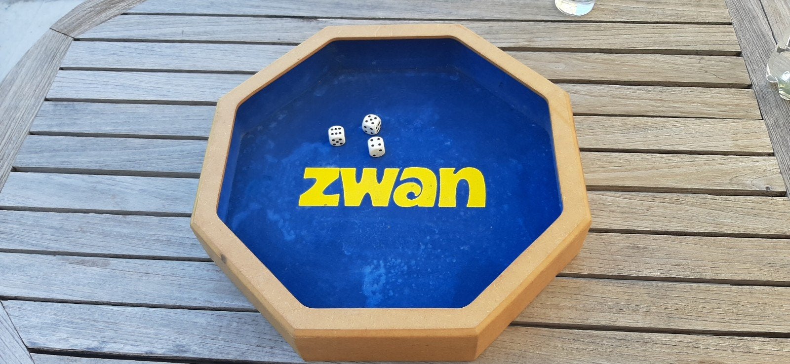 Teerling bak met reclame vam Zwan . Binnen kant is in velour, Ophalen of Verzenden
