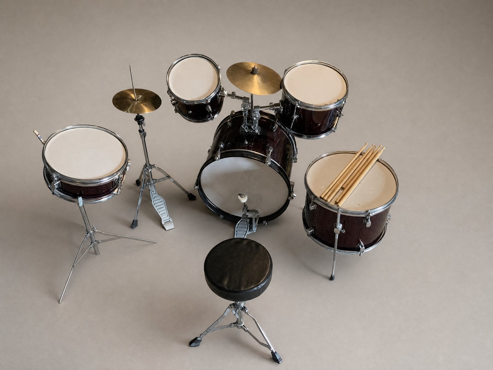 Kit de batterie en bon état avec 3 jeux de baguettes, Enlèvement, Utilisé