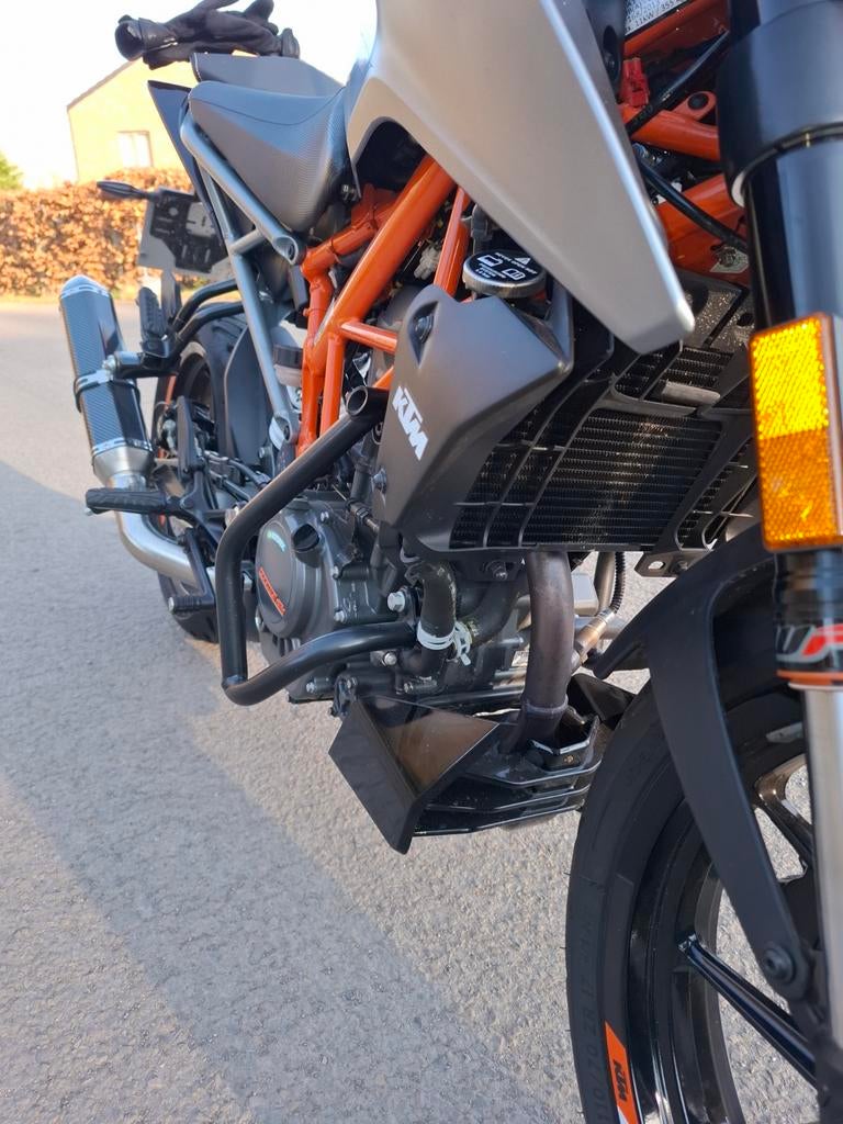Bonjour, 

Je vends le véhicule suivant : 

KTM duke 125 ann, Particulier