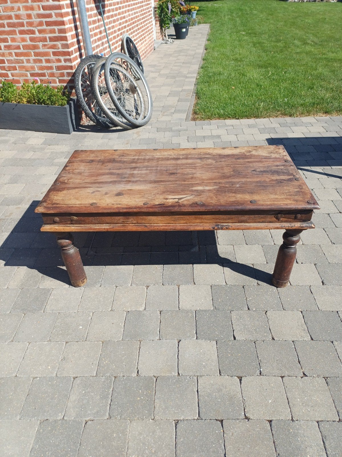 Antieke Koloniale tafel, Enlèvement