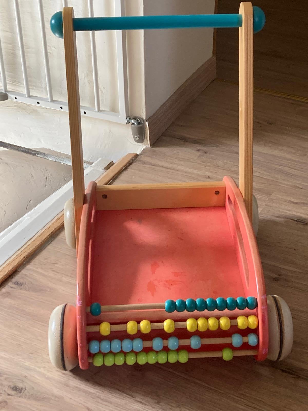 Trotteur en bois, Enfants & Bébés, Jouets | Jouets en bois, Enlèvement, Comme neuf