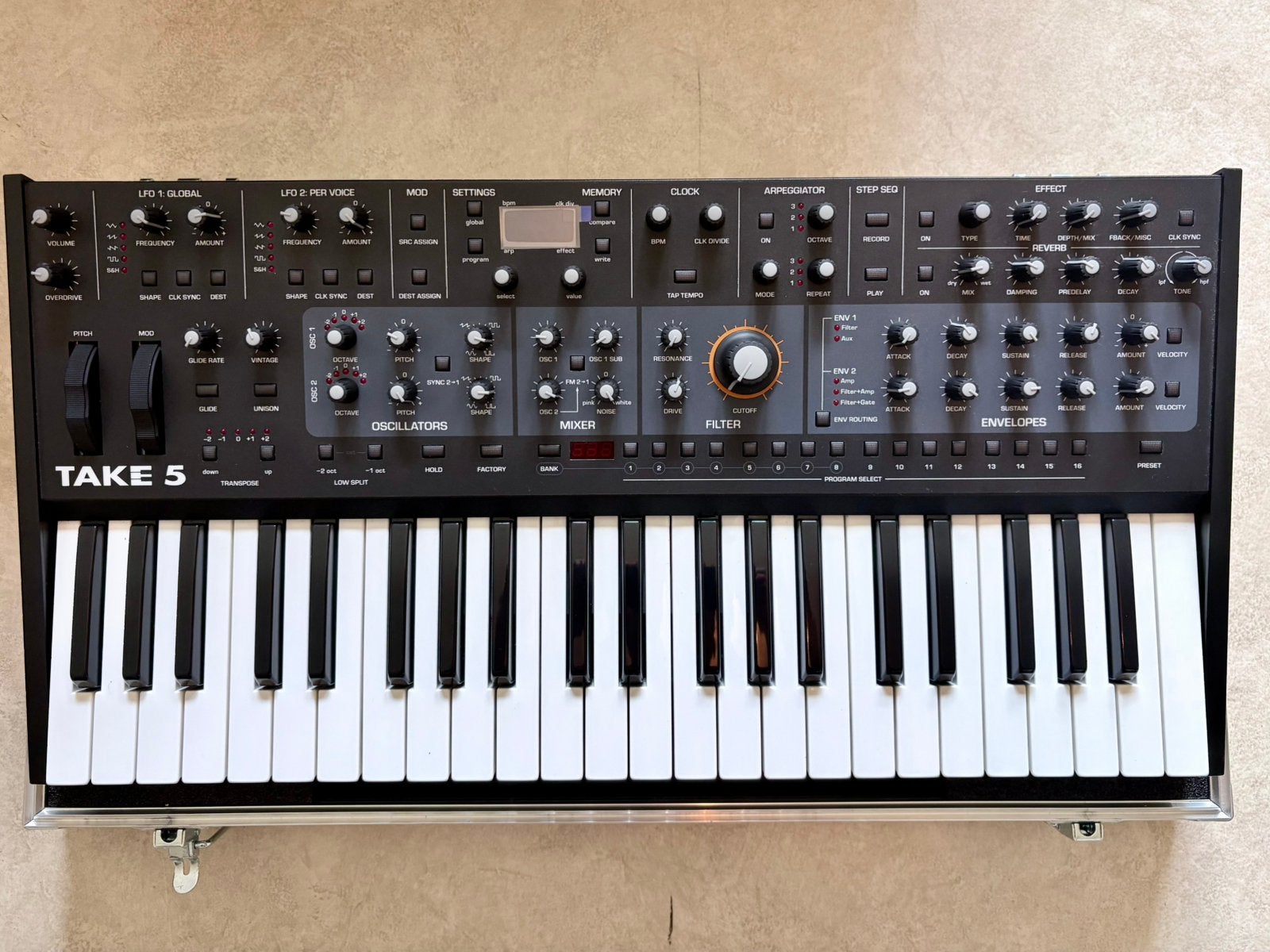 Sequential Take 5 - veelzijdige analoge polyfone synthesizer, Autres marques, Autres nombres, Enlèvement, Avec valise ou flightcase