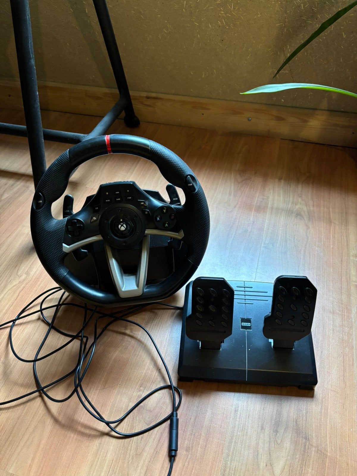 HORI Racing Wheel Overdrive Xbox + pedaalset, Ophalen of Verzenden, Refurbished, Controller