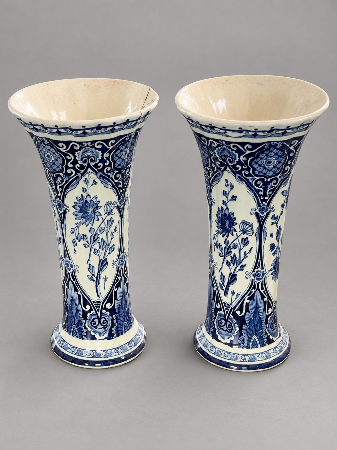 Twee blauw-witte Delft sier­vazen – Maastricht – 30 cm, Antiek en Kunst, Ophalen