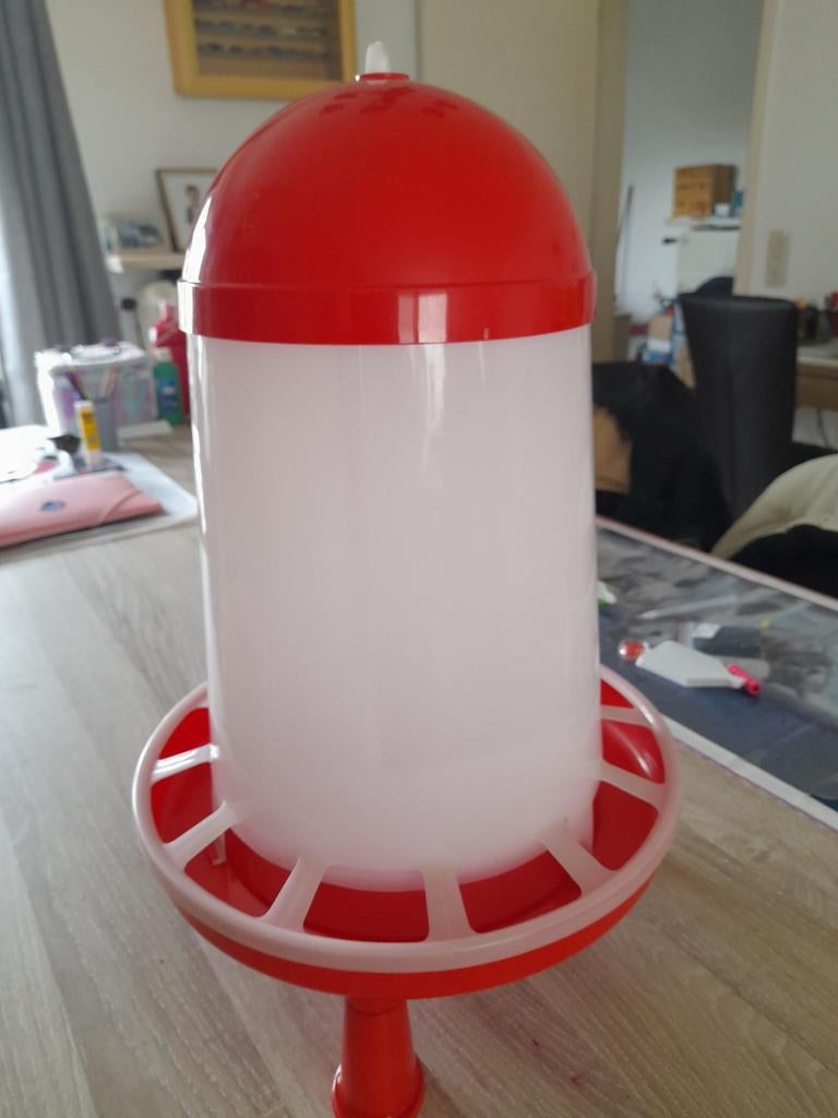 Kunstof pluimveevoederbak kleur rood en wit meestal voor kip, Dieren en Toebehoren, Ophalen, Zo goed als nieuw, Drinken en Voederen