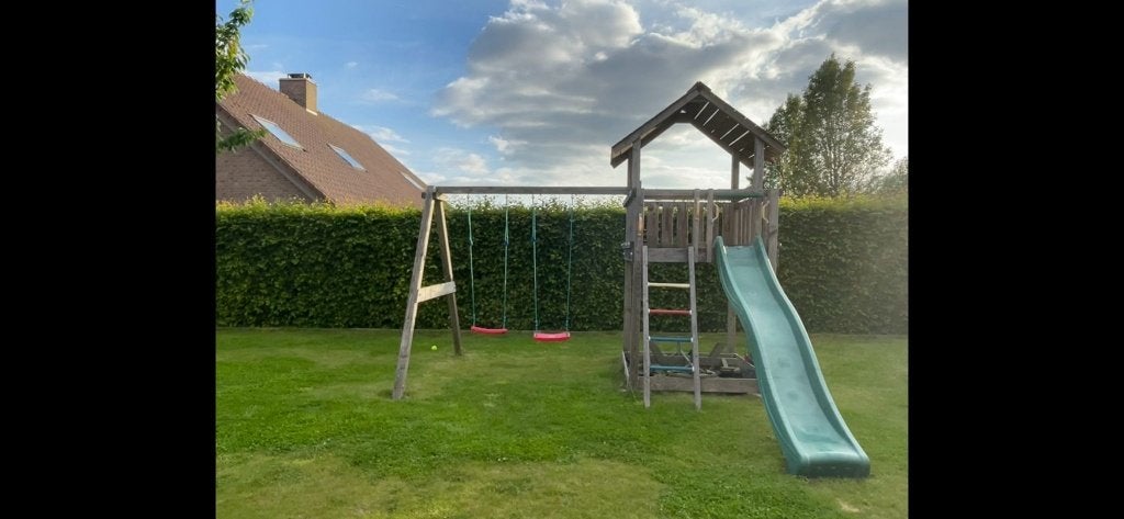 Houten speeltoren met glijbaan en schommel, Enfants & Bébés, Jouets | Extérieur | Aires de jeux, Utilisé, Toboggan, Corde d'escalade