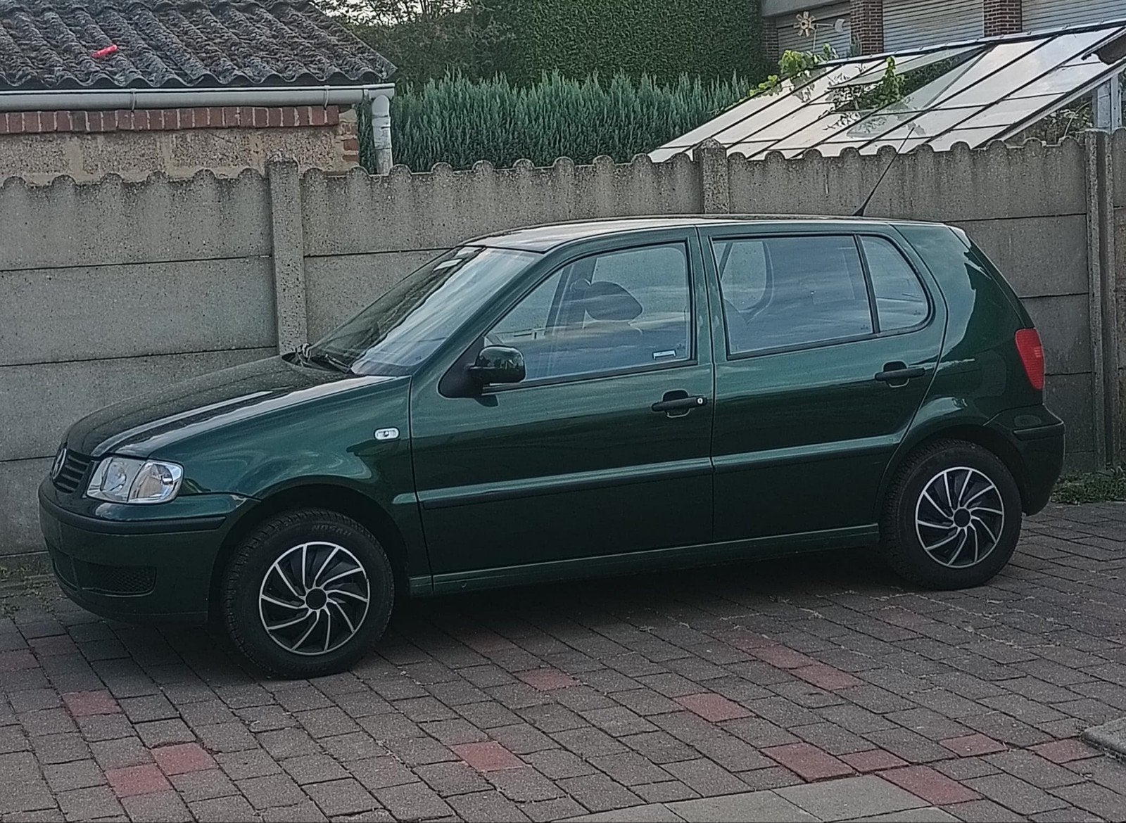 polo 1.4 MPI bezine auto start en rijd zeer goed, Auto's, Volkswagen, Voorwielaandrijving, Stof, Zwart, ABS