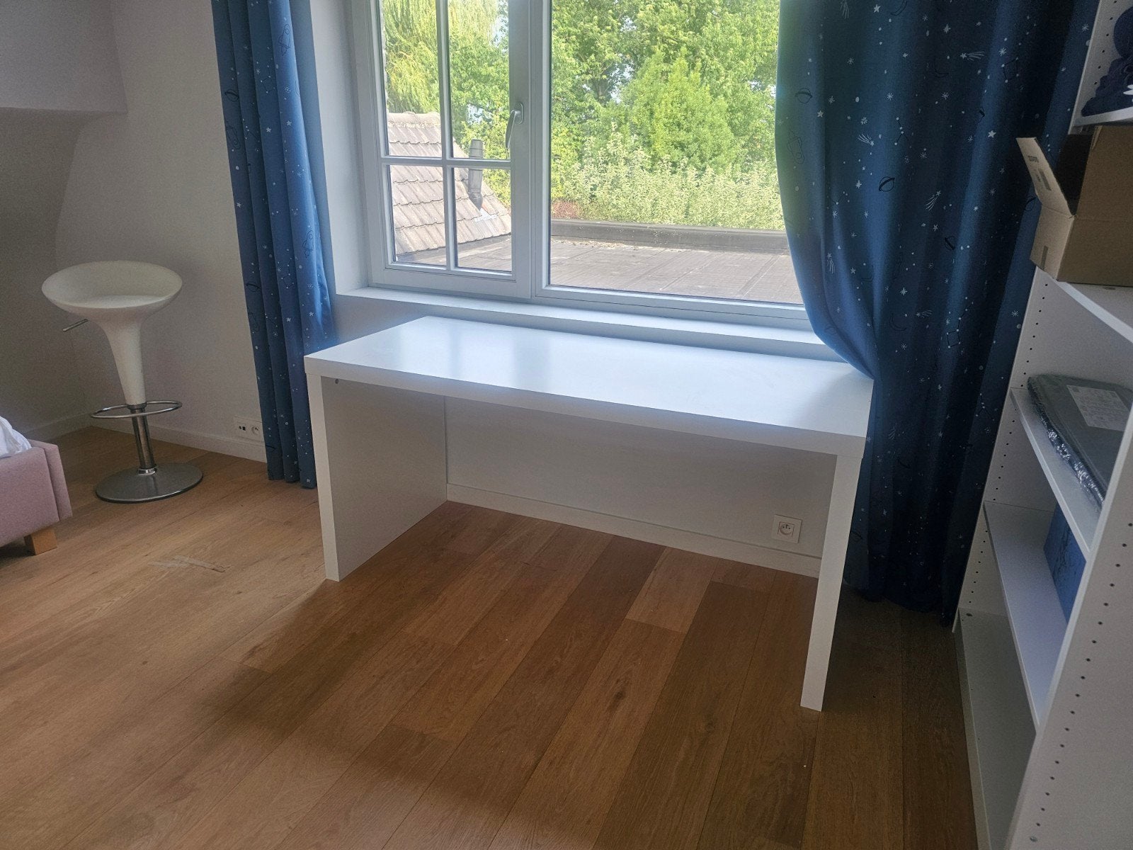 IKEA zo goed als ongebruikt wit bureau, Ophalen, Hout, Zo goed als nieuw, IKEA