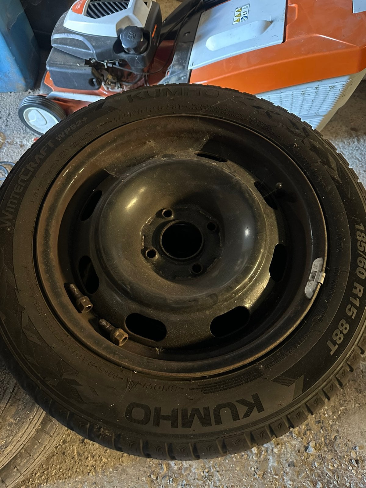staalvelgen met NIEUWE winterbanden 185/60R15 4x108, Ophalen, Zo goed als nieuw