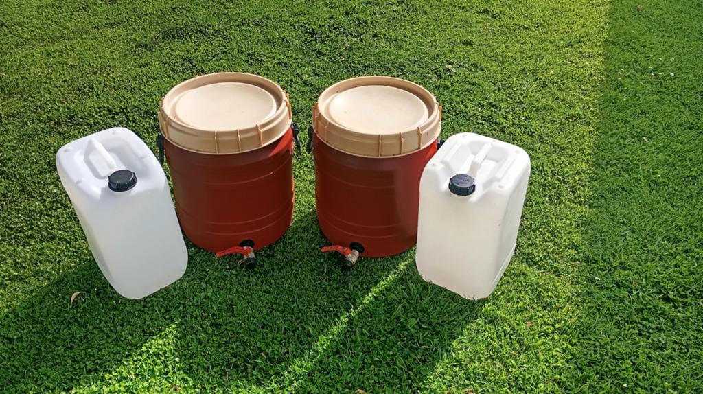 2x vat van 60 liter met kraan + 2 kleine vaten (lot), Tuin en Terras, Regentonnen, Minder dan 75 liter, Ophalen, Zo goed als nieuw