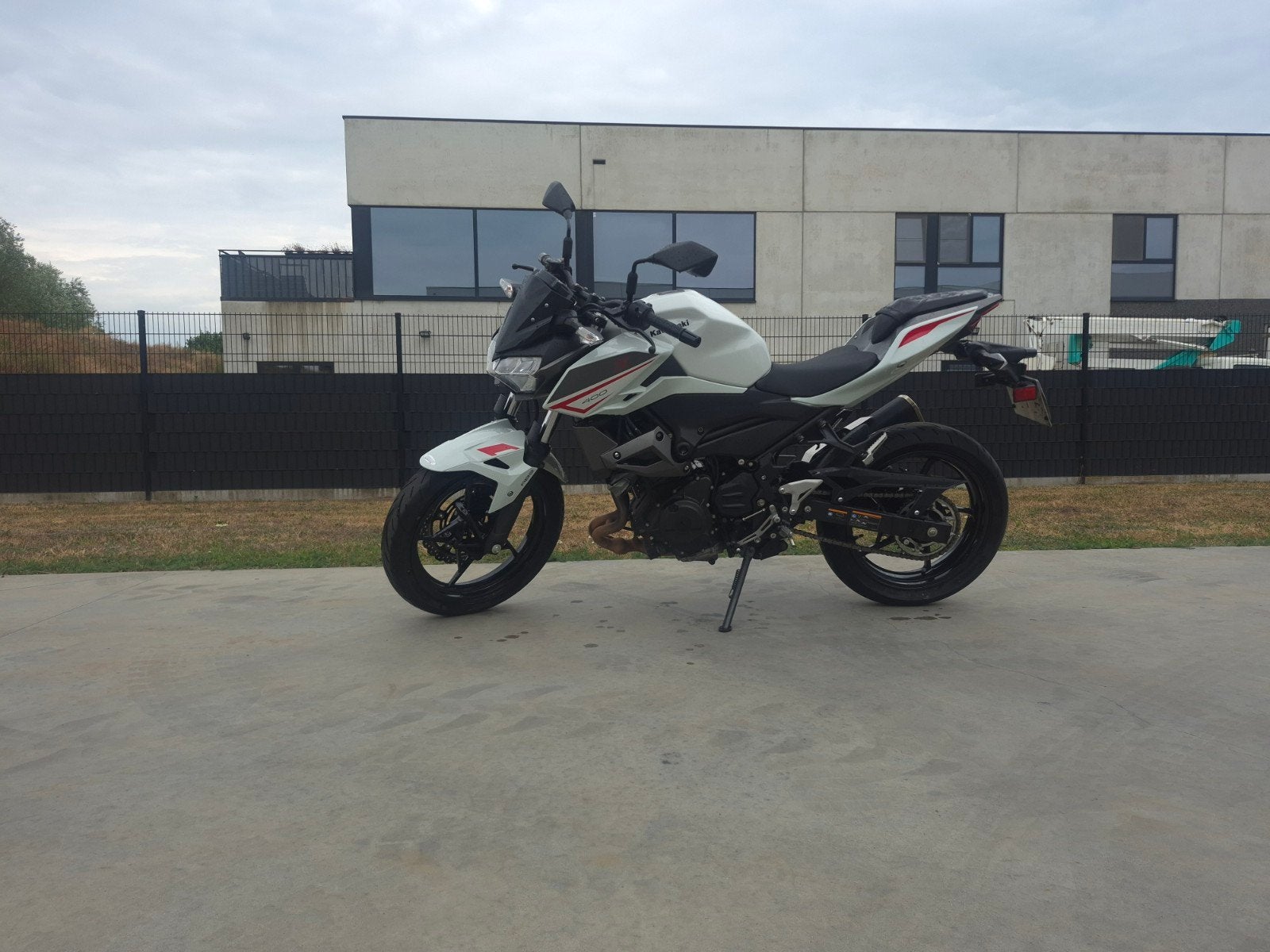 kawasaki Z400 2023, Enlèvement