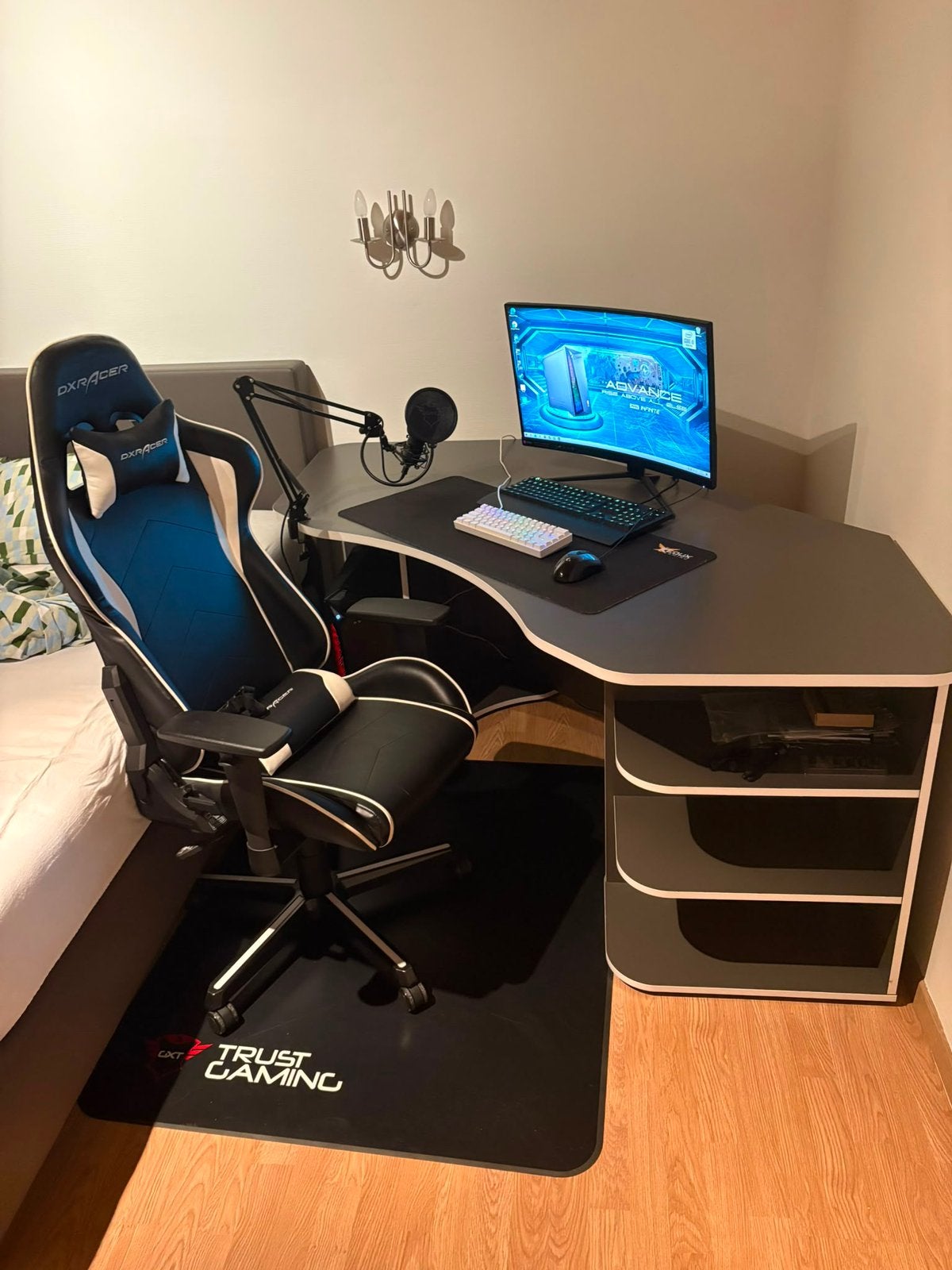 Complete Gaming Setup te Koop – MSI PC, Ophalen, Zo goed als nieuw, Wit, Gamingbureau