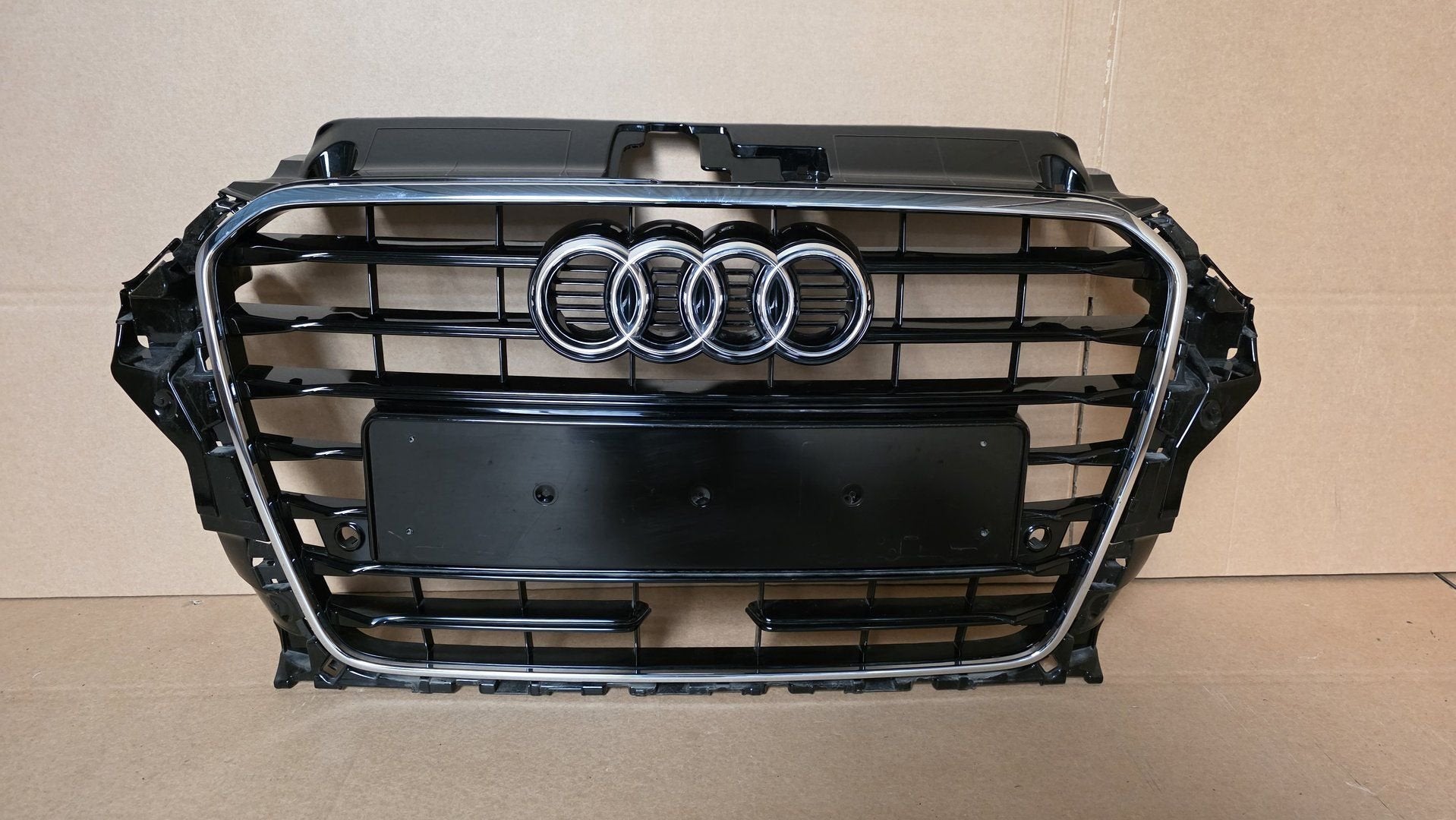 Grill Audi A3 8V S-line Origineel Grille ACC 8V3853651A, -, Origine de la pièce connue, Utilisé, -