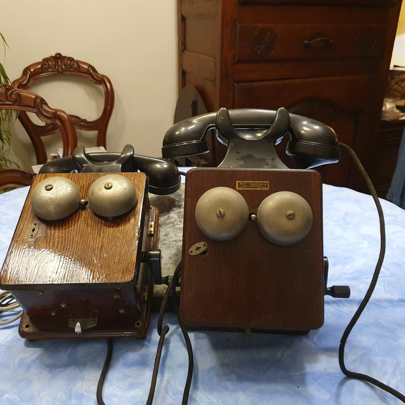 Zeer antieke telefoons in kastje, Telecommunicatie, Ophalen, Gebruikt, Bakeliet