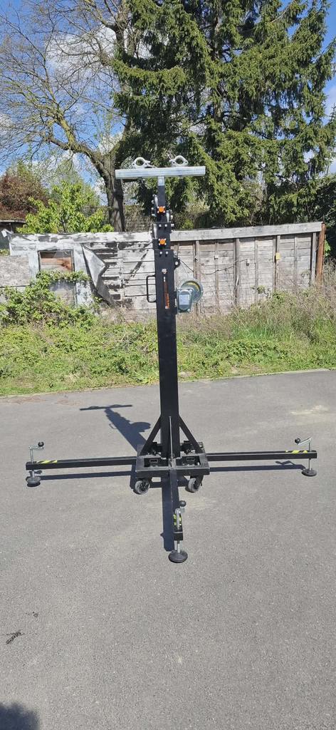 4 Showgear MT-300 lifting towers, Musique & Instruments, Éclairage de théâtre, Enlèvement, Comme neuf