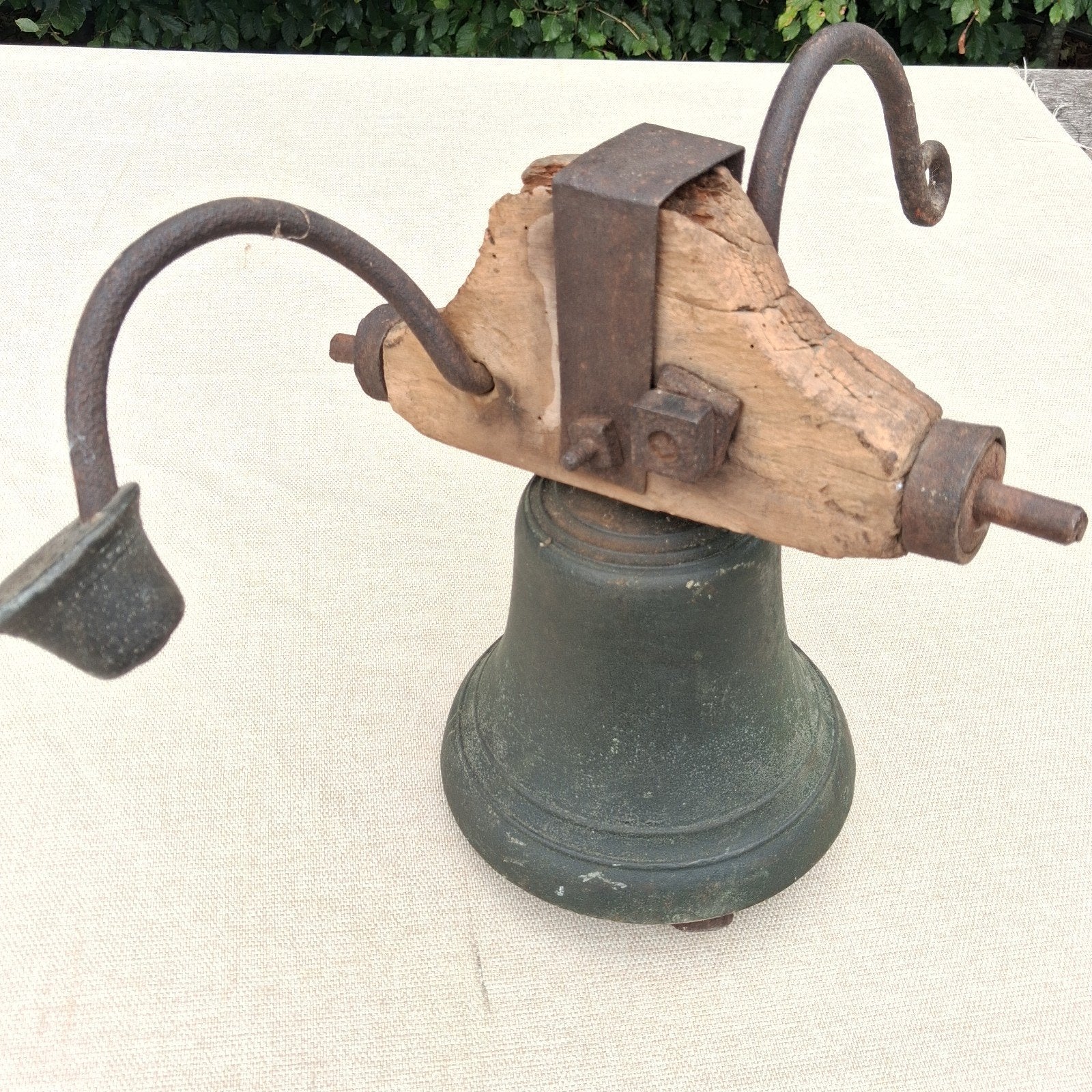 grote antieke bronzen bel of klok met ophanging, Ophalen of Verzenden, Brons