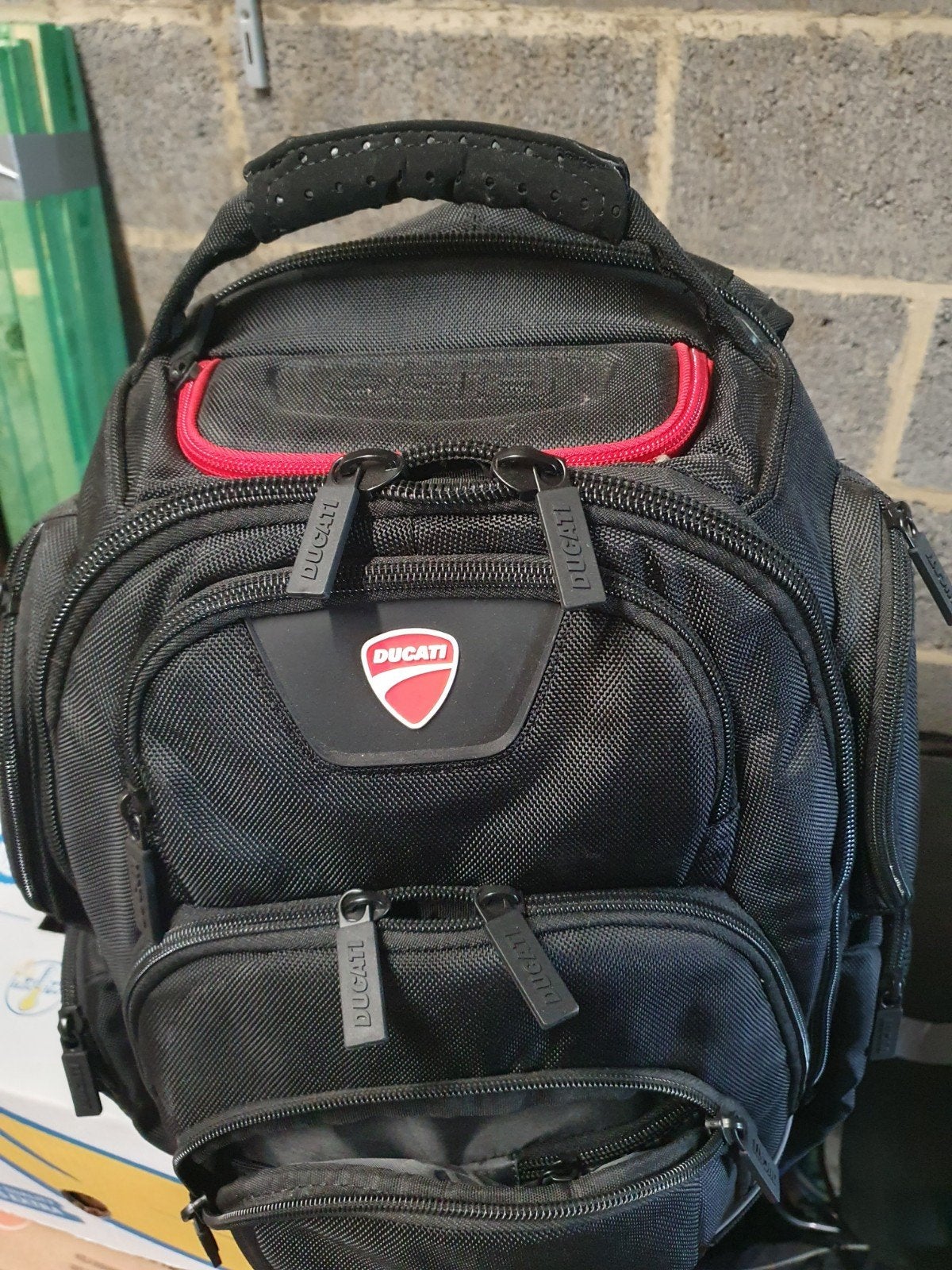 Ducati ogio rugzak, Enlèvement