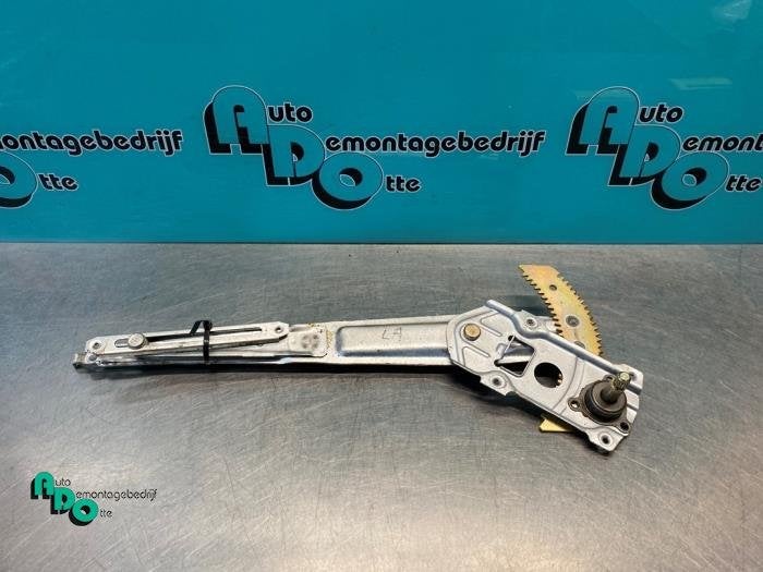 Mécanique vitre 4portes arrière gauche d'un Daihatsu Young, Daihatsu, -, 3 mois de garantie, Utilisé