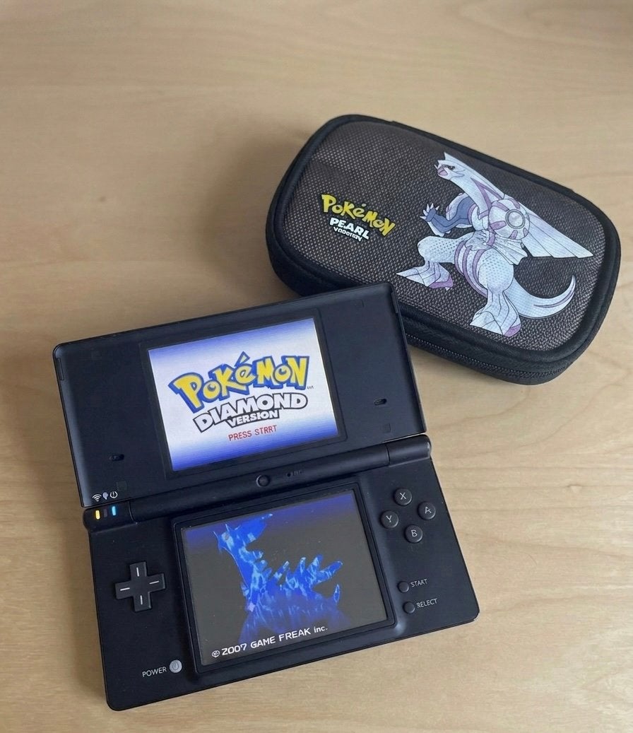 Nintendo DSi + Pokémon Diamond + Pokémon-tasje, Games en Spelcomputers, Gebruikt, Zwart, Dsi, Ophalen