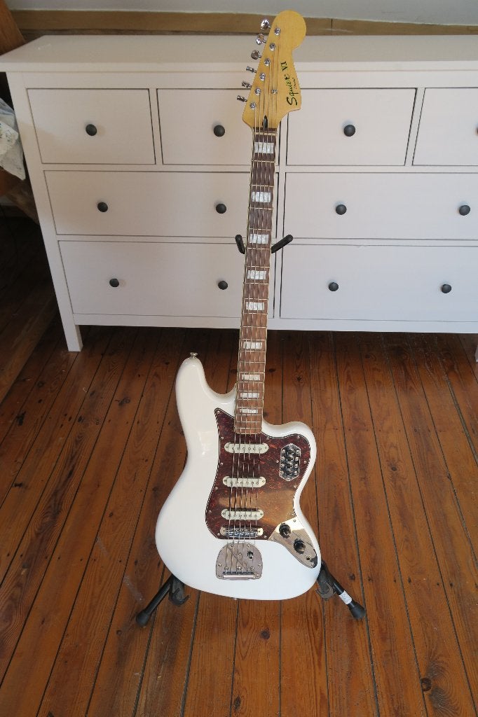 Squier Bass VI - Olympic white, Musique & Instruments, Instruments à corde | Guitares | Basses, Enlèvement, Comme neuf, Électrique