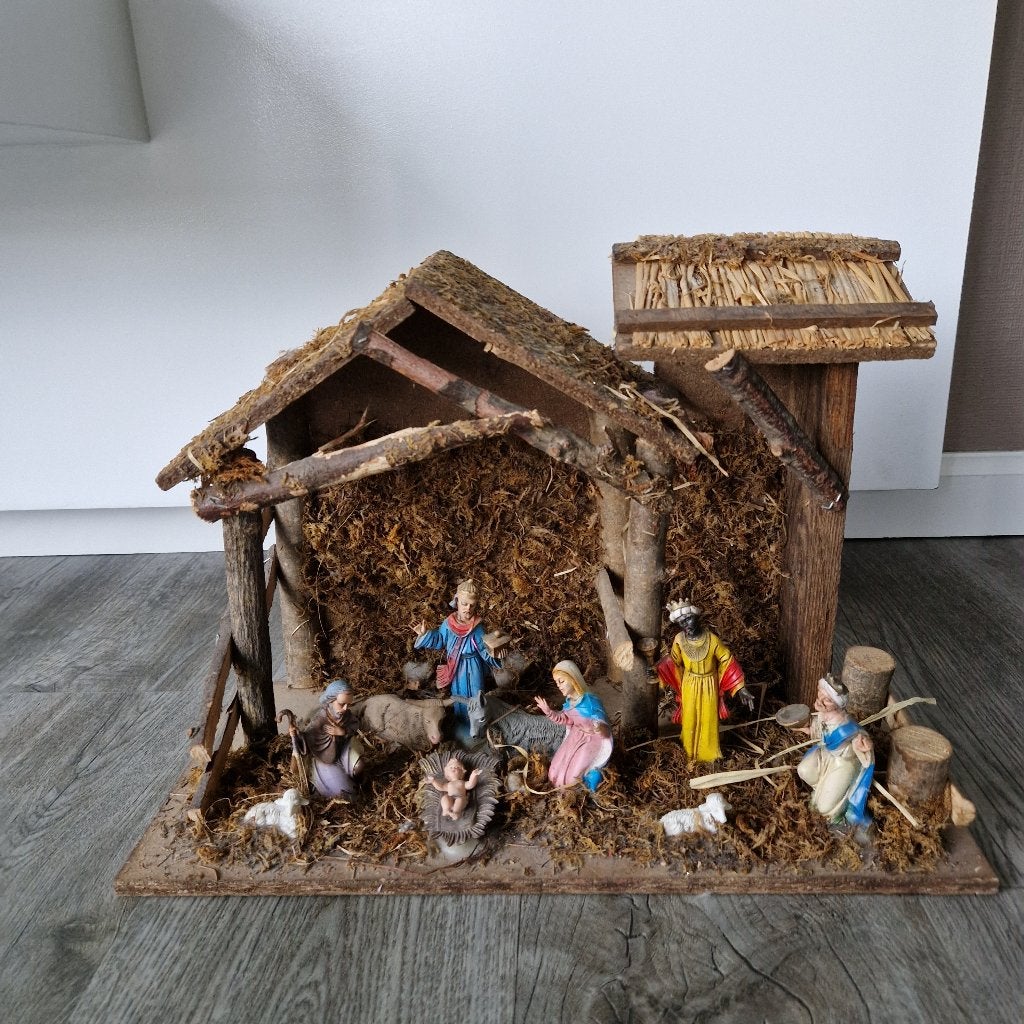 kerststal met kerstbeeldjes erin, Diversen, Ophalen, Zo goed als nieuw