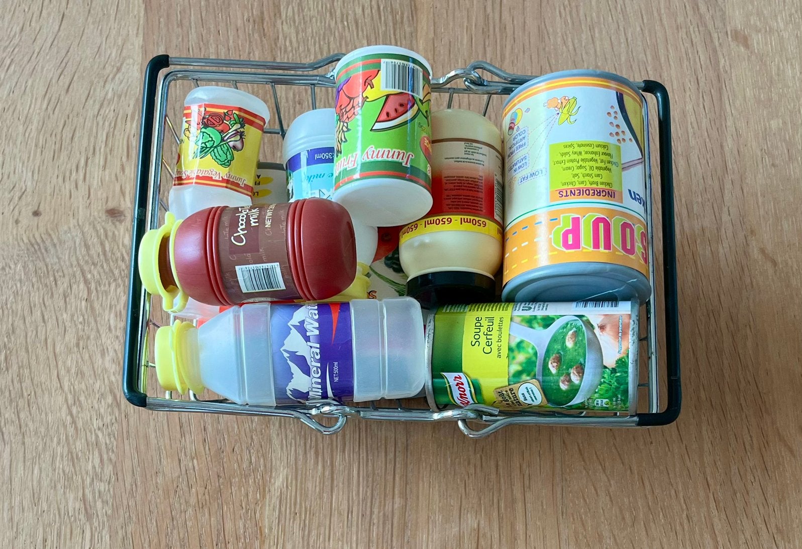 Ijzeren mandje met plastic potjes, Ophalen, Zo goed als nieuw