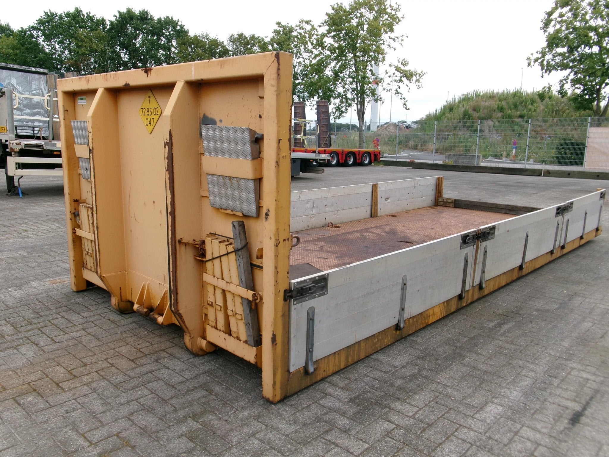 Onbekend Open bak met borden en oprijplanken (bj 2009)