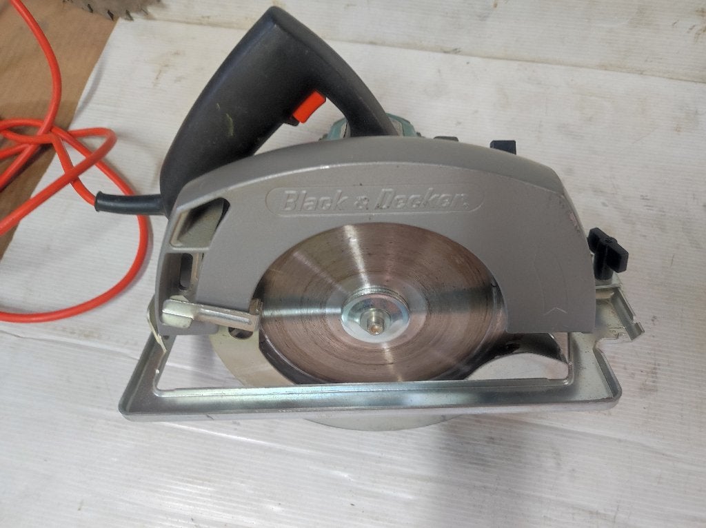 Scie circulaire Black&Decker, 600 à 1200 watts, 30 à 70 mm, Enlèvement, Utilisé