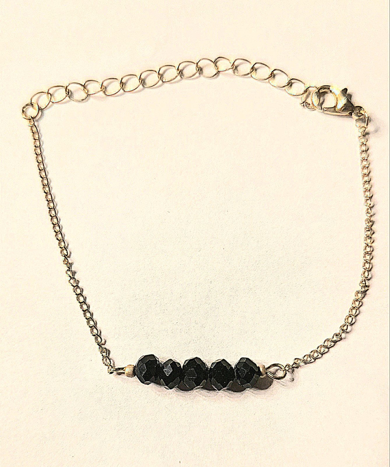 Bracelet doré non porté avec perles noires (nouveau), Bijoux, Sacs & Beauté, Enlèvement ou Envoi, Neuf, Or, Avec bracelets à breloques ou perles