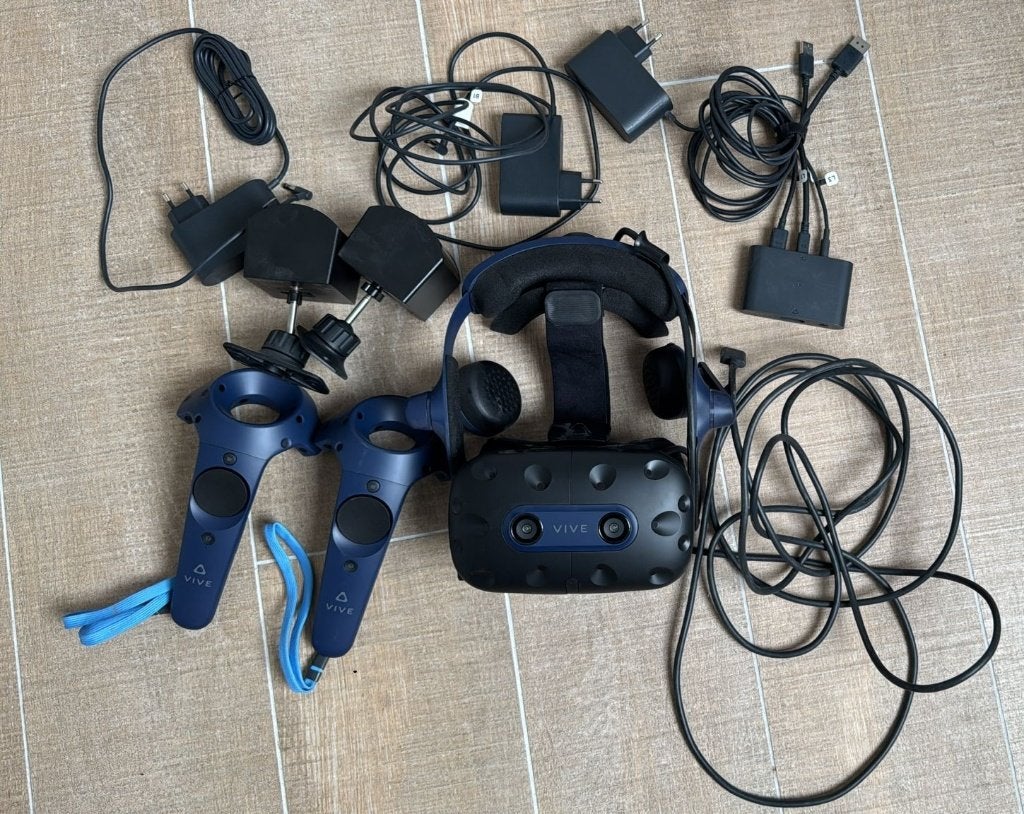 Kit complet HTC Vive Pro, Consoles de jeu & Jeux vidéo, Enlèvement ou Envoi, Utilisé, Lunettes VR, PC