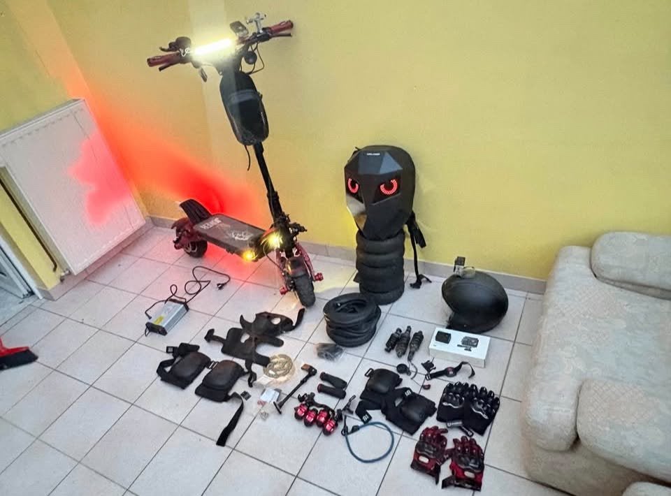 m À VENDRE – TROTTINETTE ÉLECTRIQUE 60V TRÈS BIEN ÉQUIPÉE, Motos, Enlèvement ou Envoi, Comme neuf